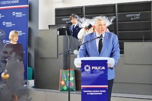 Mężczyzna przemawia do mikrofonu