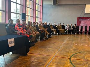 W sali gimnastycznej siedzą osoby, które egzaminują uczestników konkursu