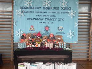 Nagrody dla uczniów ułożone na stoliku