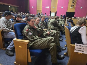 Młodzież klasy mundurowej siedzi na widowni podczas gali