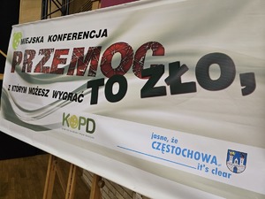 Plakat informacyjny wywieszony na scenie