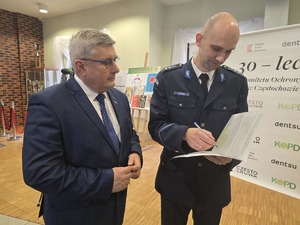Policjant rozmawia z mężczyzną