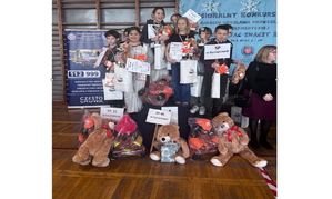 Zwycięzcy konkursu stoją na podjum