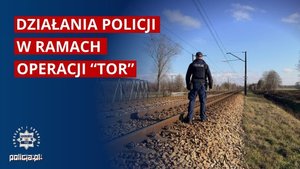 Policjant stoi przy torowisku