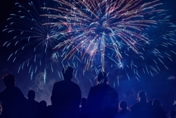 Zdjęcie poglądowe przedstawiające fajerwerki na niebie