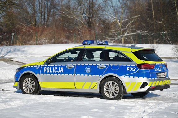 Policyjny radiowóz na ośnieżonej drodze