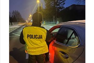 Policjant sprawdza stan trzeźwości kierującego pojazdem
