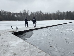Policjanci kontrolują rejon przy zamarzniętym zbiorniku wodnym