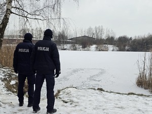 Policyjny patrol kontroluje rejon przy zbiorniku wodnym