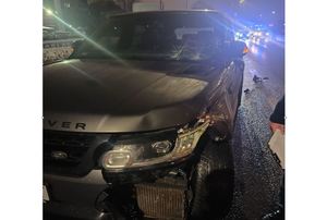 Zniszczony pojazd na drodze