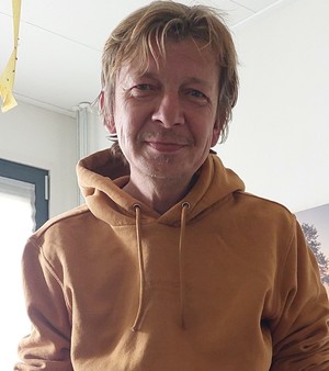 mężczyzna w pomarańczowej bluzie