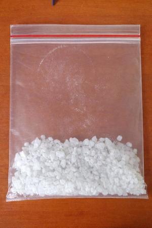 woreczek strunowy z zawartością białej substancji