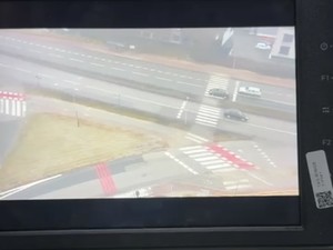 Przejście dla pieszych w obrębie którego kierujący osobówka wyprzedza inny pojazd