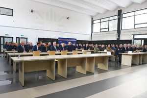 Kadra kierownicza i zaproszeni goście siedzą w auli podczas narady