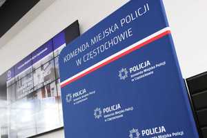 Ścianka z napisem Komenda Miejska Policji w Częstochowie