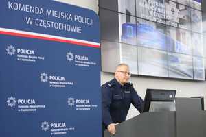 Komendant przemawia do mikrofonu