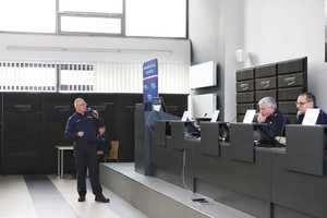 Komendant podczas wystąpienia, omawia prezentację