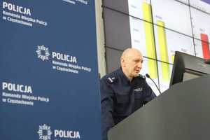 Policjant mówi do mikrofonu