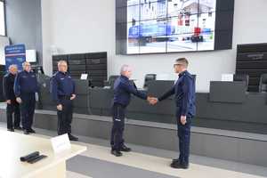 Policjanci żegnają się podając sobie prawą rękę