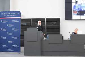 Mężczyzna przemawia do mikrofonu