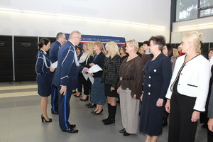 Komendant składa gratulacje pracownikom cywilnym