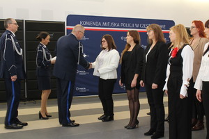 Komendant składa gratulacje pracownikom cywilnym