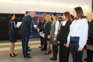 Komendant składa gratulacje pracownikom cywilnym