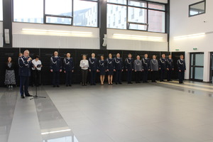 Komendant przemawia do mikrofonu