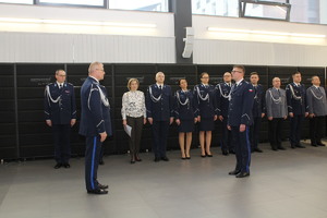 Dowódca uroczystości składa meldunek komendantowi w auli