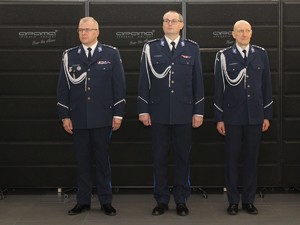 Komendanci stoją obok siebie podczas uroczystości