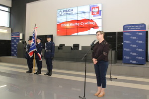 Kobieta przemawia do mikrofonu