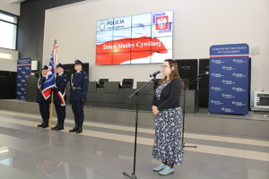 Kobieta przemawia do mikrofonu