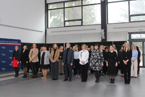 Pracownicy cywilni pozują do zdjęcia