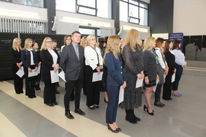 Pracownicy cywilni pozują do zdjęcia