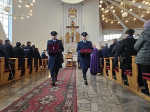 Policjanci idą przez kościół