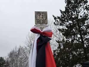 Górna część sztandaru komendy przewiązana czarną szarfą