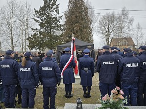 Policvjanci stoją w szeregu na cmentarzu