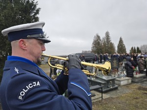 Policjant gra na trąbce