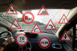 Zdjęcie poglądowe ze znakami drogowymi