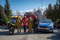 Wspólne pamiątkowe zdjęcie przedstawicieli służb przy radiowozie