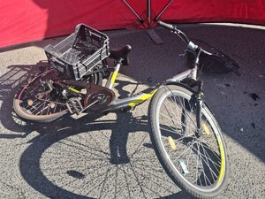 Wywrócony rower na drodze za parawanem ochronnym