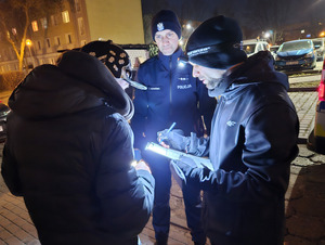 Policjant rozmawia z mężczynami na drodze