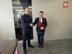 Komendant i rektor podają sobie prawe dłonie