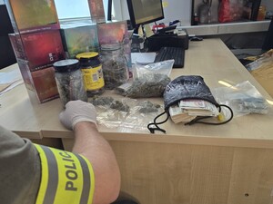 Zabezpieczone narkotyki i gotówka na biurku