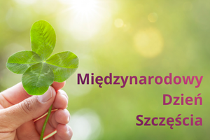 Obrazek z czterolistną koniczyna trzymaną w ręce