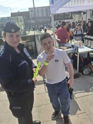 Policjantka z chłopcem pozuje do zdjęcia