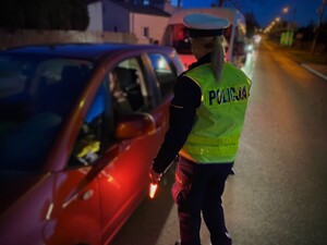 Policjantka rozmawia z kierującym pojazdem na drodze
