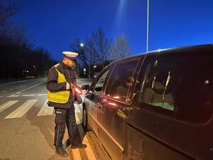 Policjant bada stan trzeźwości kierującego