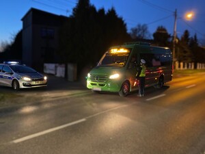 Policjanci kontrolują pojazd