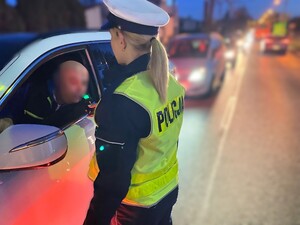 Policjantka bada stan trzeźwości kierującego osobówką